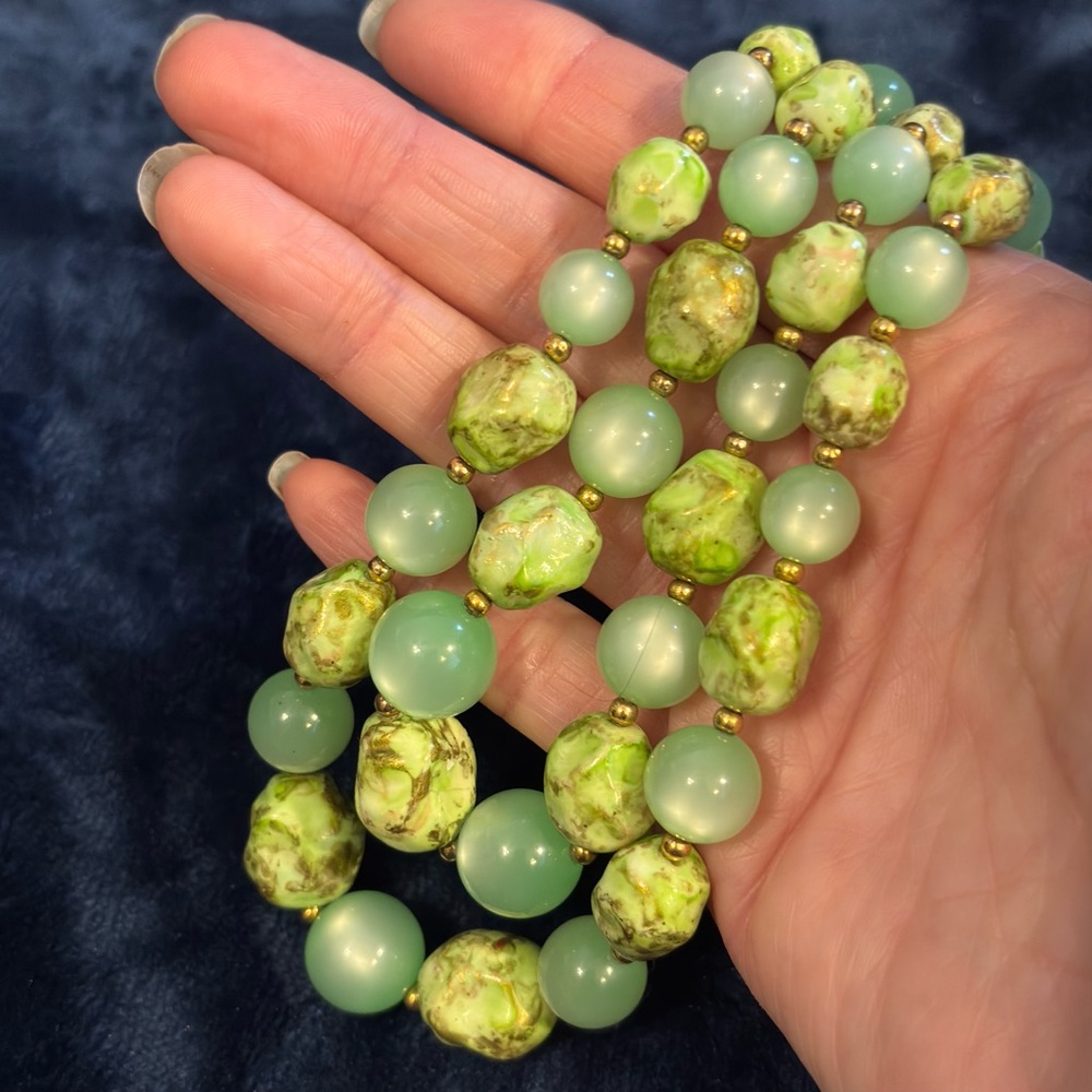 Vintage Green Moon Glow Speckled Beaded Necklace Double Strand Collar Statement - Picture 7 of 11